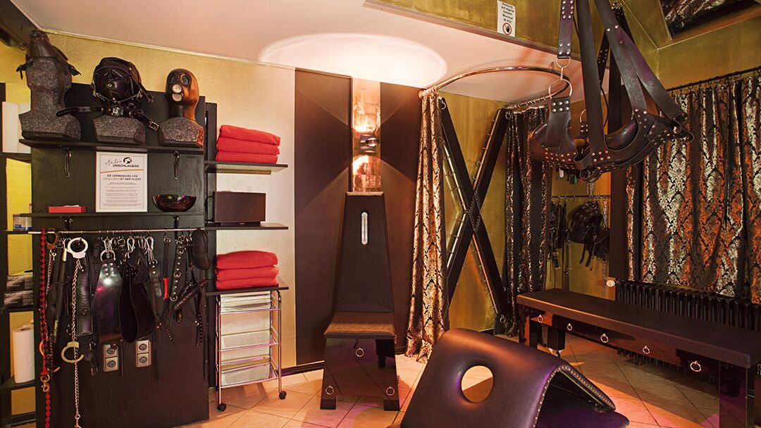 Studio Unschlagbar | Tauche ein in die Welt des BDSM - Erlebe eine neue Dimension der Lust